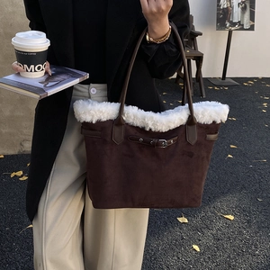 Sac cabas chic en daim marron foncé avec bordure en fausse fourrure blanche et lanière