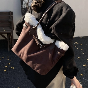 Détail du sac cabas en daim marron avec bordure en fausse fourrure et lanières en cuir