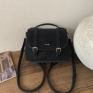 Vista dettagliata dello zaino vintage in pelle PU nera con fibbie argentate e logo