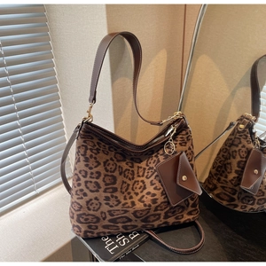 Détail du sac fourre-tout léopard avec bandoulière en cuir et petit porte-monnaie
