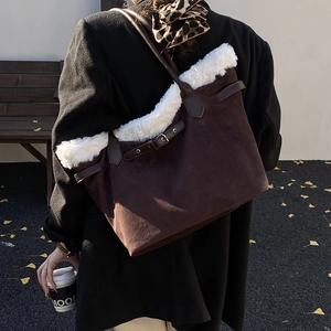 Détail d'un grand cabas en daim marron avec garniture en fausse fourrure blanche
