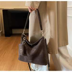 Détail du sac cabas marron foncé avec surpiqûres blanches et petit porte-monnaie