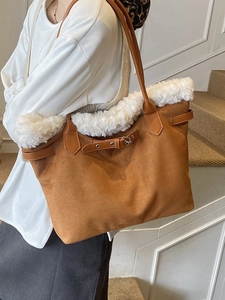 Sac fourre-tout en daim marron avec bordure en peluche blanche et sangle décorative