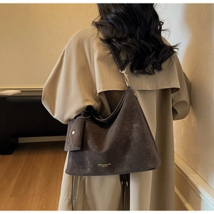 Détail du sac hobo taupe avec surpiqûres contrastées et pochette vue de derrière
