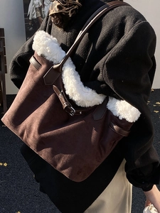 Sac cabas en daim marron avec bordure en fausse fourrure blanche et lanières en cuir