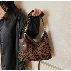 Détail du sac hobo à imprimé léopard avec bandoulière en cuir brun et pochette