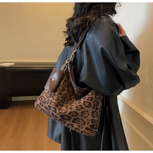 Vue détaillée du sac cabas léopard avec lanières en cuir et mini pochette