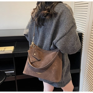 Sac cabas en daim marron porté épaule avec petit porte-monnaie assorti et lettrage