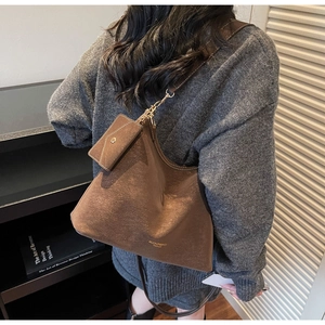 Détail du sac à bandoulière en daim marron café avec mini pochette amovible et chaîne