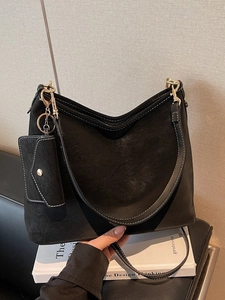 Sac fourre-tout noir en daim avec coutures blanches et mini pochette pour un usage quotidien