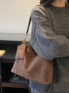 Sac fourre-tout en daim marron avec logo de la marque et pochette assortie de mode