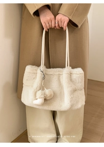 Détail du sac cabas en peluche crème avec breloque bottes et texture fausse fourrure