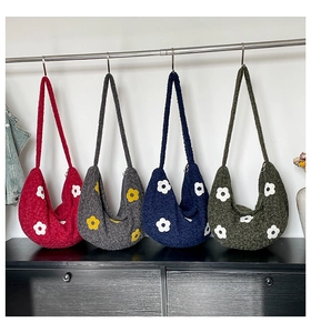 Sacs hobo d'hiver en peluche avec patchs fleuris en quatre couleurs sur un support
