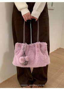 Détail du sac cabas rose en fausse fourrure avec texture pelucheuse et anses gris foncé