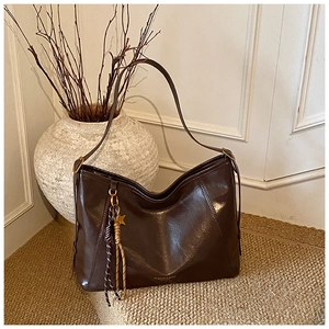 Vue détaillée du cabas en cuir brillant marron foncé avec logo FASHION & BAGS