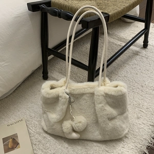 Sac cabas en peluche blanc crème avec breloques pompons et fines lanières en cuir