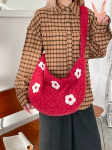 Sac hobo d'hiver en peluche rouge avec broderie florale blanche et bandoulière