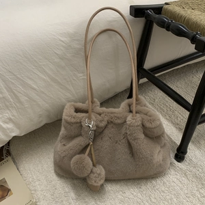 Grand sac cabas en peluche abricot avec texture fausse fourrure et pompons doubles