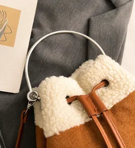 Détail du sac seau en peluche avec poignée en anneau métallique et fermeture à cordon