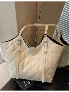 Borsa tote trapuntata color crema con motivo a rombi e fibbie argentate in stile moderno