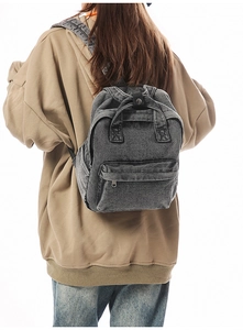 Rückansicht des Vintage-Denim-Rucksacks mit verstellbaren Trägern am Modell