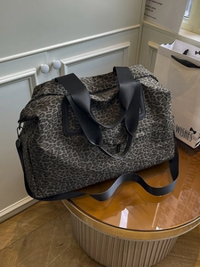 Grande borsa da viaggio leopardata con manici in nylon nero e tracolla regolabile