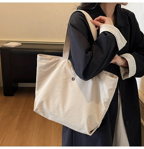 Bolso tote grande de lona crema para mujer con un estilo casual y elegante al hombro