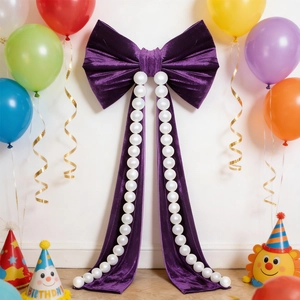 Gran lazo de terciopelo morado oscuro con cuentas blancas para decoraciones de fiesta