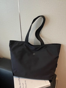 Bolso tote grande negro minimalista en tela impermeable para el uso diario