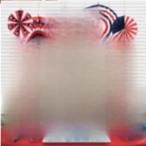 Gros plan d'éventails en papier PET rouge blanc bleu pour la fête du 4 juillet