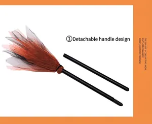 Détail du manche amovible en deux sections du balai de sorcière orange et noir pour fête