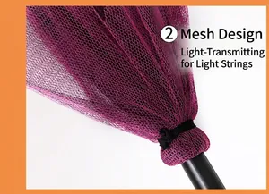 Détail de la gaze en maille violette avec tissu translucide sur le balai de sorcière