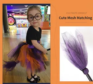 Détail du costume de sorcière d'Halloween avec tutu en maille multicouche et balai magique