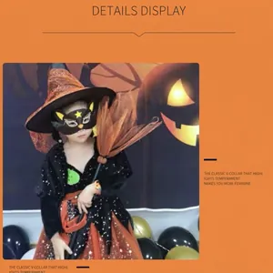 Détail du costume de sorcière Halloween avec chapeau à paillettes, robe en tulle et balai