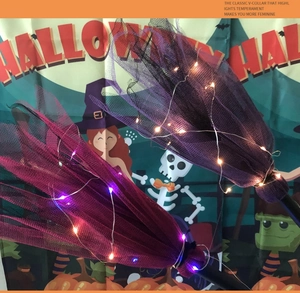 Détail du balai de sorcière LED avec maille violette et lumières pour fête d'Halloween