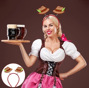 Détail du serre-tête Oktoberfest avec mini chapeaux marron et accents de plumes vertes