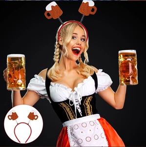 Serre-tête de l'Oktoberfest avec des tasses de bière à paillettes portées par un modèle