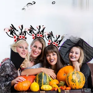 Gruppo di donne che indossano cerchietti con bulbi oculari per feste di Halloween e cosplay