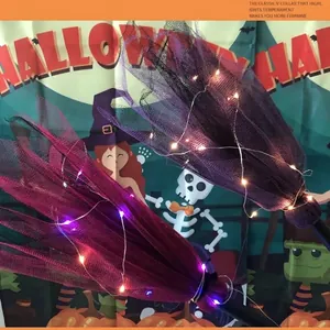 Halloween leuchtende Hexenbesen mit lila und magentafarbenem Netz und bunten LED-Lichtern