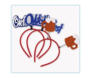 Détail de deux serre-têtes de l'Oktoberfest avec des chopes de bière à paillettes et lettrage bleu