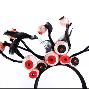 Cerchietto di Halloween con bulbi oculari in rete bianca, piume nere e strass rossi