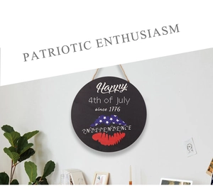 Gros plan d'une plaque ronde en bois du 4 juillet avec motif de lèvres patriotiques