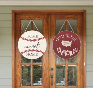 Détail de suspensions de porte en bois avec motifs patriotiques God Bless America et Home