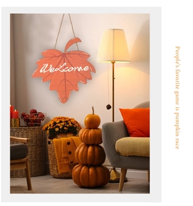 Détail de la plaque de bienvenue en bois en forme de feuille d'érable pour l'automne