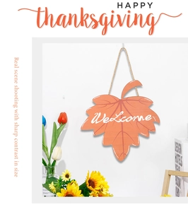 Détail de la plaque de bienvenue en bois feuille d'érable pour décor de Thanksgiving