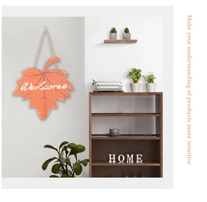 Détail d'une plaque de bienvenue en bois en forme de feuille d'érable avec corde de chanvre