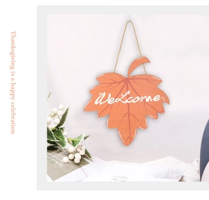 Détail d'une plaque de bienvenue en bois en forme de feuille d'érable avec cordelette