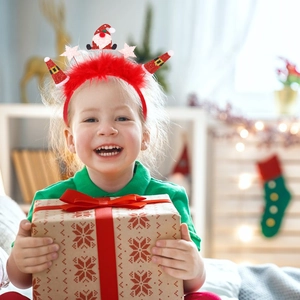 Detail eines weihnachtlichen Haarreifs mit Glitzersternen und Gnom für Kinder