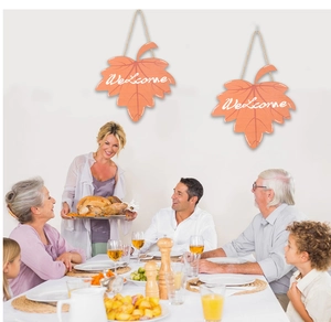 Détail de plaques en bois en forme de feuille d'érable avec lettrage Welcome de fête