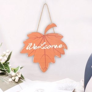 Plaque de bienvenue en bois en forme de feuille d'érable avec texture orange rustique
